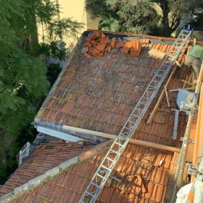 Réparation et rénovation de toiture ancienne avec échafaudage à Cannes