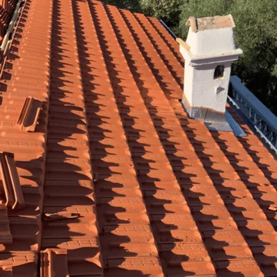 Couvreur à Antibes - Toiture neuve avec tuiles rouges et soline